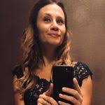 Kara Beavers's Instagram, Twitter & Facebook