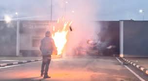 Masked men fire fireworks at Corinthians training center and threaten TV crew