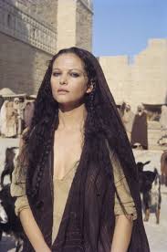 Claudia Cardinale Nel Film Gesu Di Nazareth Di Franco Zeffirelli Italian Beauty Women Claudia Cardinale Italian Actress
