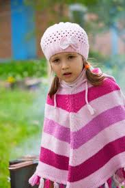 Der melierte poncho von soccx ist schnell drüber gezogen und verleiht jedem look das gewisse extra. Poncho Stricken Fur Kind Handarbeiten Mit Anleitung