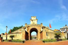 Quảng bình quan bị quân đội pháp phá hủy khi họ rút khỏi đồng hới năm 1954, sau đó được xây lại gần giống như cũ. Thong Tin Du Lá»‹ch Quáº£ng Binh Nhá»¯ng Ä'iá»u Thu Vá»‹ Thong Tin Du Lá»‹ch