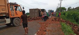 364 likes · 2 talking about this. Truk Pengangkut Sawit Terguling Di Tanjakan Cakat Raya