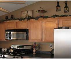 Kuche Deko Ideen Thema Wein Hier Sind Einige Referenzen Fur Die Kuche Deko Id Decorating Above Kitchen Cabinets Top Kitchen Cabinets Decor Wine Decor Kitchen