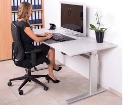 Zu hause bietet ein in der höhe verstellbarer tisch auch beim basteln oder in der werkstatt eine gute arbeitsfläche. Hohenverstellbarer Schreibtisch Aktionsmodell Gestell Alu Silber Online Kaufen Ladenbau De