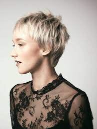 Platz 25 Lassig Und Wie Undone Kurzhaarfrisuren Wie Diese Bezaubern Durch Ihre Naturlichkeit U Fransige Kurzhaarfrisuren Frisuren Kurz Damen Kurzhaarfrisuren