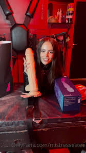 Mistress Elliana Domination - Powerful mistress