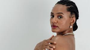 Jessica Ellen lança "Macumbeira" e canta sobre orgulho, família e religião 