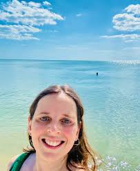 Não é sobre sair da dívida, é sobre aproveitar com quem você ama. É sobre  olhar pro mar e não pensar em boletos ou dívidas. É sobre viver e não  apenas sobreviver.