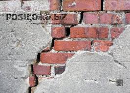 Zayıf derecede yapışkan duvar parçaları veya beton duvar parçaları çıkarılır.çatlak çevresinde sıva tuğla veya betona alınır.çatlak içine ince ezilmiş taş ile bir çimento harcı dökülür. Duvarlarin Koselerinde Catlaklardan Kurtulur Duvardaki Catlak Nasil Kapatilir Malzeme Seciminde Ipuclari Deliklerle Basa Cikmanin Unlu Yollari Yeni Baslayanlar Icin Sir