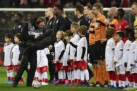 Kies uit live voetbal streams beschikbaar voor tv of neem deel aan een voetbalreis om een wedstrijd live in het stadion te bekijken. Wat Nu Met Live Voetbal Op Tv Play Sports Gaat Eigen Progra Het Nieuwsblad Mobile