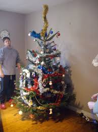 20 Hilarious Christmas Decorating Fails Funny Christmas Tree Christmas Humor Funny Pictures