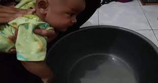 Warna dan konsistensi gerakan usus anak anda. Begini Cara Aman Dan Alami Untuk Mengeluarkan Dahak Pada Bayi Popmama Com
