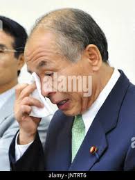 Un vétéran du jour J essuie les larmes pendant le service du souvenir de la  Légion royale britannique (RBL) pour commémorer le 79th anniversaire des  débarquements du jour J, au Mémorial de