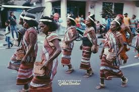 Jauh banget ini yaaa haha. Baju Tradisional Belu Ntt Pakaian Adat Nusa Tenggara Timur Utara Baju Adat Tradisional Joni Pahlawan Dari Desa Silawan Kabupaten Belu Perbatasan Ri Rdtl Pulang Kampung Ini Sambutannya Umair Aguilar