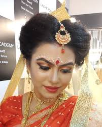 The Quintessential Bengali Bride With Lakme Academy Camac Street Kolkata Facebook Couple of red and white dots on forehead and big red bindi. the quintessential bengali bride with