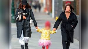 Irina shayk ist hauptsächlich model, auch als schauspielerin hat sie sich aber schon versucht. Irina Shayk Tochter Lea Geht Mit Mama Und Oma Spazieren