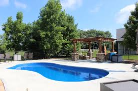 The Imagine Pools Inspiration 30 Composite Fiberglass Swimming Pool In Ocean Blue Has A Built In Splash Deck Al Fiberglass Swimming Pools Swimming Pools Pool