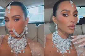 Detalhe em Kim Kardashian impressiona no casamento bilionário da Índia