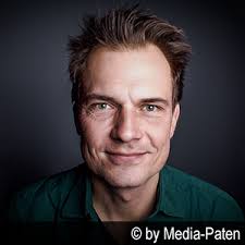 Jackie chan awarded the professional achievement award to pauline yeung, an experienced tea lady for over 30 years, well known for looking after artists and crew on the set of many movies. Willkommen Synchronarchiv