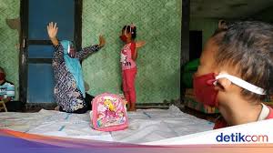 Dampak pandemi telah membawa pengaruh terhadap proses pembelajaran secara tatap muka (konvensional). Guru Sd Di Pacitan Mengajar Di Rumah Siswa Saat Pandemi Covid 19