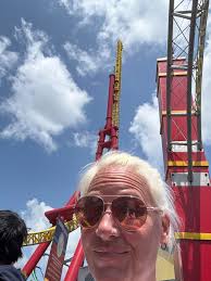 What is the name of the water park near Six Flags St. Louis?