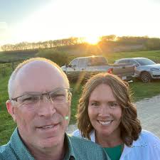 How to adjust a planter hitch for proper leveling?