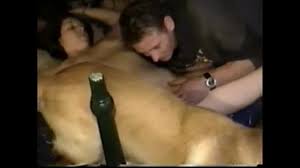 Cachorro Lambe A Buceta Da Mulher E O Marido Fode A Puta - Zoofilia