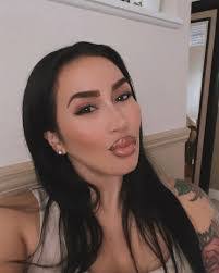 Karen Lora's Instagram, Twitter & Facebook