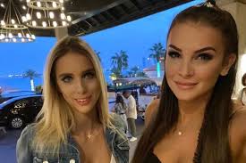Maybe you would like to learn more about one of these? Sarka Kata Es Rogan Cecilia Furdoruhaban Pozoltak Kozos Fotojukat Agyondicserik Hazai Sztar Femina