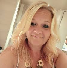 What are some alternative Outer Banks vacation rentals for a large group  with dogs?