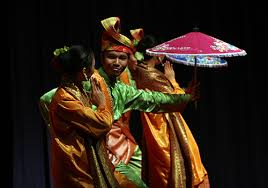 Tarian zapin merupakan sejenis tarian rakyat melayu tradisional. 5 Tarian Khas Kepulauan Riau Belindomag
