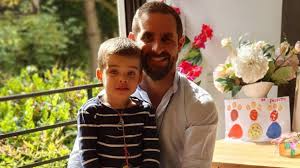El médico, cirujano plástico de profesión, dedicó su obra a la memoria de su mujer y al hijo de ambos. Viudo De Javiera Suarez Cuenta Como Ha Sido Criar A Su Hijo