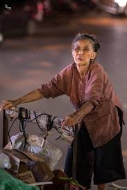 Rơi nước mắt hình ảnh cụ bà 83 tuổi lưng còng vất vả đi nhặt rác trong đêm  để nuôi 2 cháu