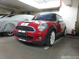 Jika mobil otolovers adalah toyota avanza, maka kamu harus membuat garasi dengan minimal panjang 4,5 meter, lebar 2 meter, dan tinggi 2,75 meter. Garasi Mobil Dan Motor Koruptor