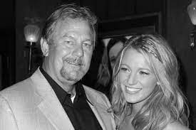 His wife, elaine lively, and his five children — lori, 54, jason, 53, robyn, 49, eric, 39, and blake, 33 — were by his side at the time. Sbiflowawfcd2m