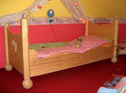 Dadurch dass das prinzessinbett die aufmachung einer kutsche hat konnte der rausfallschutz sehr stilvoll eingearbeitet werden. Kinderbett Prinzessin Bett Lilli
