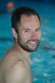 Eindelijk weer vrij zwemmen in Zwembad Waalslag: 'Even kijken of ze het nog  kan!'