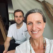 Claudia fährt als es zum Unfall kommt. Ihre Tochter Annika & ihr Mann  Michael sterben. Ein Gericht gibt ihr später die Schuld. Wie lebt man mit  so einer Erfahrung weiter? Ihr könnt