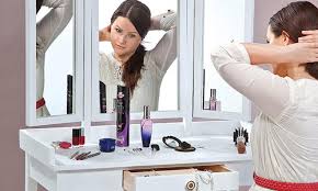 ➤ ergänze deinen schminktisch mit einem spiegel und samthocker und verstaue dein zubehör in der praktischen schminkkommode. Schminktisch Selber Bauen Selbst De