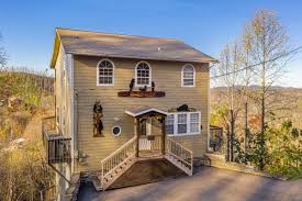Book a cabin accommodation that's straight out of your daydreams: Le Bear Chalet A Gatlinburg Cabin Rental