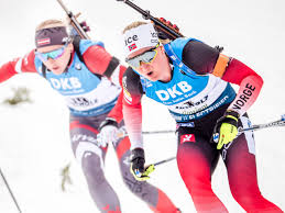 Vm dronning marte olsbu røiseland viser heia marte genser, lue, skjerf og votter fra strikkekolleksjonen hun har i samarbeid med. Marte Olsbu Roiseland Gewinnt Verfolgung Von Hochfilzen