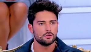 La ragazza in un momento molto romantico ha detto sì e i due sono ufficialmente usciti. Uomini E Donne Davide Sulla Scelta La Confessione Potrebbe Deludere