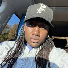 Ezzi Trott (@tooniceforher)