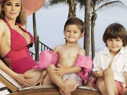 Hay varios videos de luis miguel pasándola mal en el escenario por el tema del zumbido constante en el oído (tinnitus). Al Hijo De Luis Miguel Tambien Le Gusta Cantar Morimos De Amor Mui Noticias