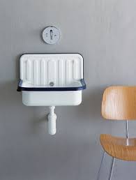 Salle De Bain Bathroom Vasque Lavabo Suspensdu Blanc Et Bleu Marine Evier De Vidage Alape Chaise Bois Vintage S Douche En Coin Petit Lavabo Salle De Bain Retro