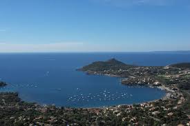 Panoramio Photo Of La Baie D Agay Vue Du Haut Du Rastel Saint Raphael Bormes Les Mimosas Le Pradet