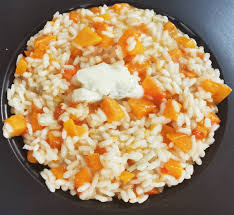 In una padella, scaldare un filo di olio e rosolarvi il trito di zucca, scalogno e rosmarino per qualche minuto, poi spegnere e mettere da parte. Ricetta Risotto Con Zucca Al Rosmarino E Gorgonzola