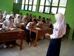 Memimpin diskusi kelompok dalam topik banjir c. Socius Media Problema Pembelajaran Ips Di Era Now