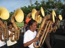 Kata obo berasal dari bahasa perancis hautbois, berarti high wood. Musik Bambu Kota Manado Nyaman Damai