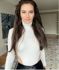 Fahriye evcen fashion style do you know about the fashion style of famous star fahriye evcen ? Same Pose With The Same Style Of Clothing Fahriye Evcen Seems To Cheat From Demet Ozdemir